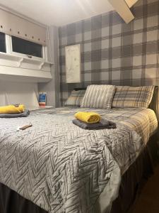 sypialnia z łóżkiem z 2 poduszkami w obiekcie St Andrews house Hotel w mieście Preston