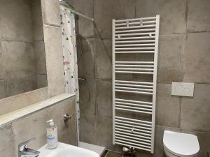 Ett badrum på Wein4tel-Apartments