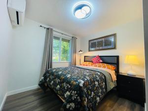 西雅圖的住宿－Modern Home with Air Conditioners Near Bitter Lake，一间卧室设有一张床和一个窗口
