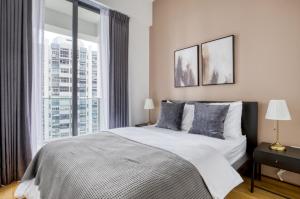 1 dormitorio con cama grande y ventana grande en Beautiful 1BR Apartment in Singapore! en Singapur