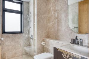 y baño con aseo, lavabo y ducha. en Beautiful 1BR Apartment in Singapore! en Singapur