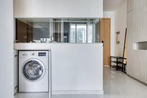 Una lavadora y secadora en una habitación con en Beautiful 1BR Apartment in Singapore! en Singapur