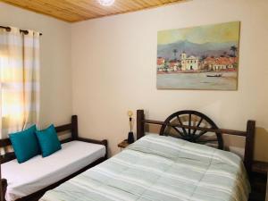 1 dormitorio con 2 camas y un cuadro en la pared en Casa completa em Santana de Parnaíba en Santana de Parnaíba
