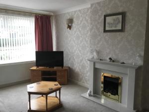 A television and/or entertainment centre at Large 4 bedroom home in Boston Spa village In-between York, Harrogate and Leeds, Sleeps 9