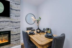 Fotografie z fotogalerie ubytování Spacious Contractor Liverpool House with 8 beds & Free Parking by PureStay - Short Lets & Serviced Accommodation v destinaci Litherland