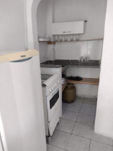 Dapur atau dapur kecil di Kitnet temporada Cabo Frio