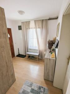 sala de estar con mesa y ventana en Duplex House en Bijeljina