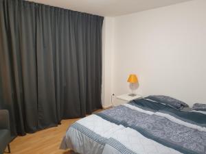 a bedroom with a bed and a window with curtains at Eine schöne Wohnung im Herzen von Bremerhaven in Bremerhaven