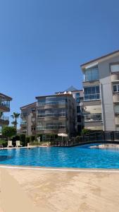 a large swimming pool in front of a building at Side Oasis Residence 2+1 (Manavgat/Antalya). in Side