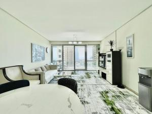 ein großes Wohnzimmer mit einem Sofa und einem Tisch in der Unterkunft AR Holiday Home JBR in Dubai
