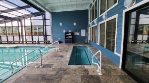 Der Swimmingpool an oder in der Nähe von Ramada Plaza by Wyndham Nags Head Oceanfront