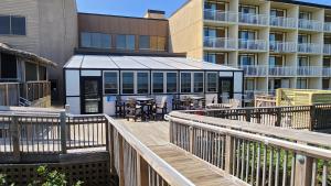 Ein Balkon oder eine Terrasse in der Unterkunft Ramada Plaza by Wyndham Nags Head Oceanfront