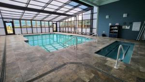 ein großes Schwimmbad in einem Gebäude in der Unterkunft Ramada Plaza by Wyndham Nags Head Oceanfront in Kill Devil Hills