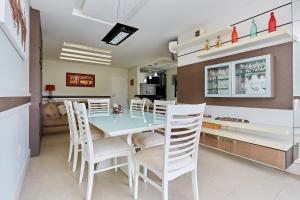 Un restaurante o sitio para comer en 1021 Apartamento em condomínio com piscina localizado na Avenida da praia do centro de Bombinhas