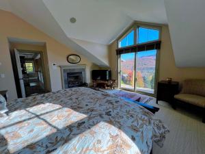 1 dormitorio con cama grande y ventana grande en Presidential View Ski-in Ski-out Townhome with Amazing Views en Bretton Woods