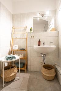 Kúpeľňa v ubytovaní TONI Charming Apartment in Dresden im ruhigen, grünen Altbauviertel