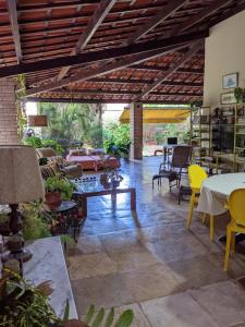 BH Studio Casa grande em Fortaleza في فورتاليزا: غرفة معيشة مع طاولة وكراسي