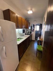 A kitchen or kitchenette at Edificio Waikiki