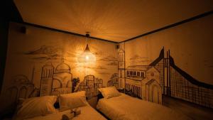 1 dormitorio con 2 camas y un mural en la pared en Prishtina In & Out, en Pristina