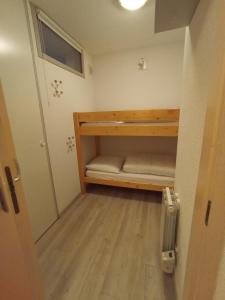 Tempat tidur susun dalam kamar di Pied des pistes avec place privée parking securisé - 4-6 pers