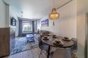 sala de estar con mesa, sillas y sofá en #501-Pet Friendly, 1 Bedroom, Remodeled Village Monache Condo en Mammoth Lakes