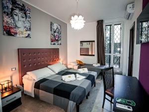 1 dormitorio con 2 camas, mesa y sillas en Casa Celestina en Roma