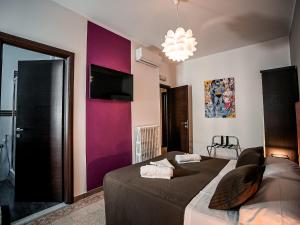 1 dormitorio con 1 cama grande y paredes moradas en Casa Celestina en Roma