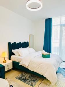 1 dormitorio con 2 camas y ventana grande en Cozy Apartment in Jumeirah Village circle, Dubai. en Dubái