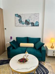 אזור ישיבה ב-Cozy Apartment in Jumeirah Village circle, Dubai.