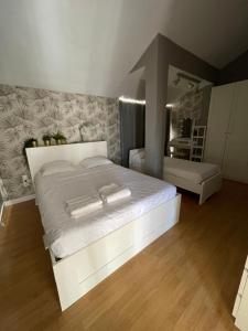 a bedroom with a large white bed and a mirror at MEDITERRANEAN HOUSE - Habitaciones Privadas en Casa Compartida in Mairena del Aljarafe