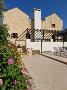 un patio con fiori di fronte a un edificio di Villa Penelope a Douliana