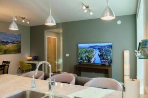 Φωτογραφία από το άλμπουμ του Bright Modern Stylish Condo in heart of Downtown (Center) σε Γουάιτχορς