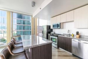 Kitchen o kitchenette sa 2BR Lux Highrise Hollywood