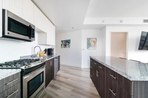 A cozinha ou kitchenette de 2BR Lux Highrise Hollywood