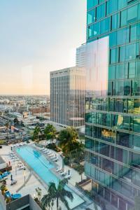 uma vista aérea de um edifício alto com uma piscina em 2BR Lux Highrise Hollywood em Los Angeles