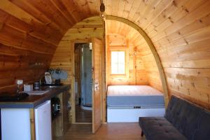 Habitación pequeña con 1 cama en una cabaña de madera en Quinta da Devesa -B2, en Vinhais