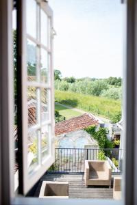 Aussicht aus einem Fenster einer Veranda mit Stühlen in der Unterkunft Cozy home with a view on the harbour in Brielle