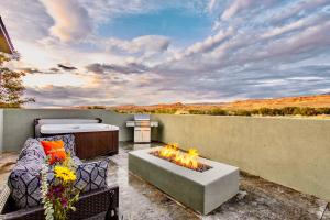 eine Terrasse mit einer Feuerstelle und einer Couch in der Unterkunft Exclusive Retreats Moab 3369 in Moab