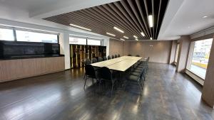 une salle de conférence avec une grande table et des chaises dans l'établissement Hotel San Francisco de Asís, à Bogotá