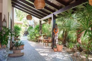 a courtyard with plants and a person standing under a building at Casa Mar Campeche in Florianópolis