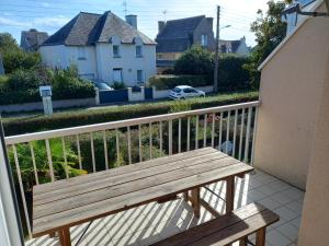 een houten bank op een balkon bij Sous les toits de Saint-Enogat in Dinard +5 foto's