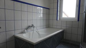 Komplette Wohnung Nähe Autobahn - Apartment 1的一间浴室