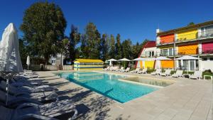 Bazén v ubytovaní Colors Holiday Hotel alebo v jeho blízkosti