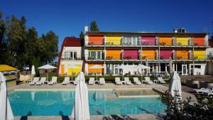 Bazén v ubytovaní Colors Holiday Hotel alebo v jeho blízkosti