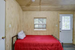 Un pat sau paturi într-o cameră la Briceville Cabin with River Access and Mountain Views!