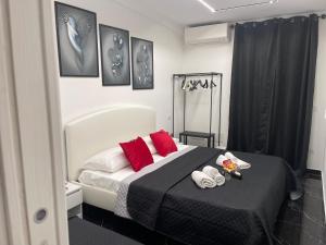 a bedroom with a large bed with red pillows at Lux House Naples Airport in Naples