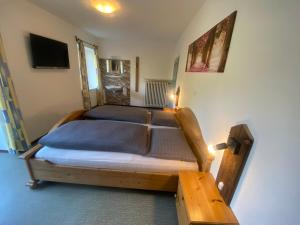 una camera con letto e struttura in legno di Zimmer 2 am Manötscherhof a Tires