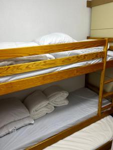 - deux lits superposés dans une chambre dans l'établissement Studio Chaleureux au Cap d’Agde, au Cap d'Agde