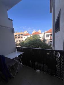 een balkon met een tafel en uitzicht op de gebouwen bij Valle Gran Rey- La Playa in La Playa Calera