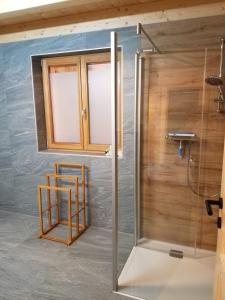 Almhütte mit Sonnenterrasse - Holzofen - Sauna tesisinde bir banyo